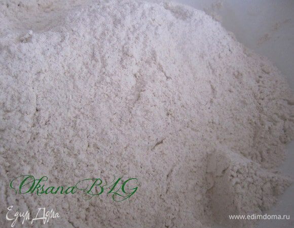 Пшеничную муку смешать с ржаной, добавить соль.