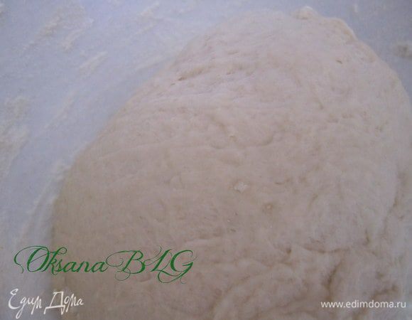 Для теста. Муку смешать с дрожжами, добавить сахар, оливковое масло, щепотку соли, теплую воду, замесить мягкое нелипкое тесто. оставить на 30 минут в теплом месте, без сквозняков.