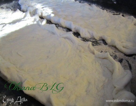 Тесто разделить на 2 части, сформировать длинные лепешки.