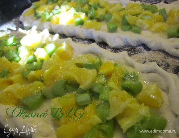 С приготовленной начинки слить сок. Выложить на тесто.