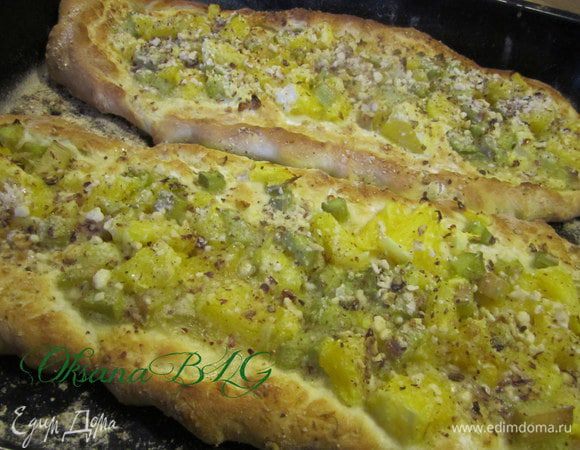 Полить 3-4 ст.л. сока начинку. Посыпать измельченными орехами.