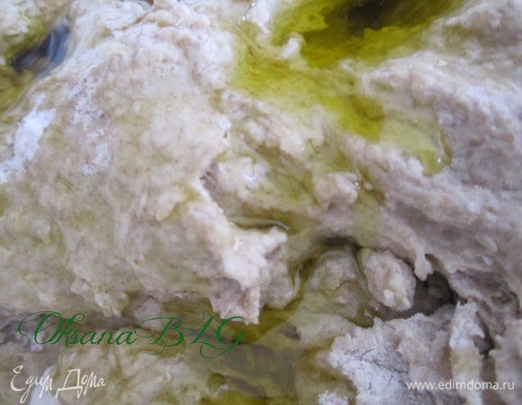 Добавить оливковое масло. Замесить тесто.