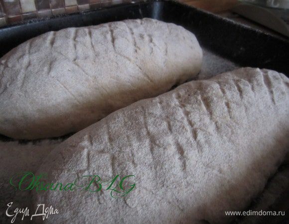 Когда хлеб подошёл, притрусить его ржаной мукой.