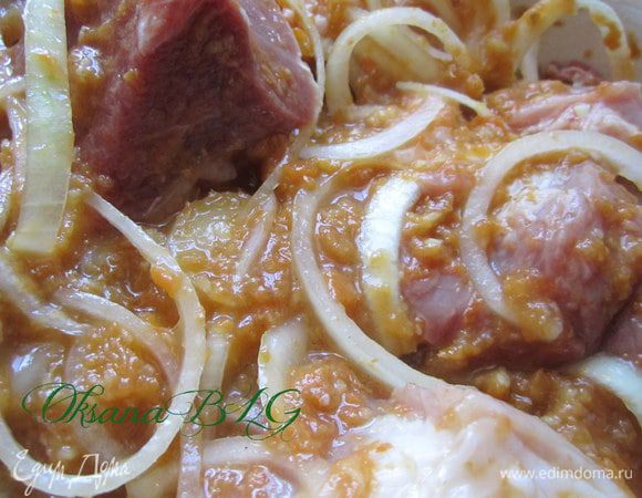 мясо порезать на кусочки. Приготовить Ммаринад. Абрикосов перемолоть через мясорубки или взбить в блендере, в моем варианте было использовано замороженное абрикосовое пюре. Добавить лук кольцами, тертый имбирь, перец, немного соли. В маринад добавить мясо, хорошо перемешать. Оставить мясо мариноваться на 4-6 часав.