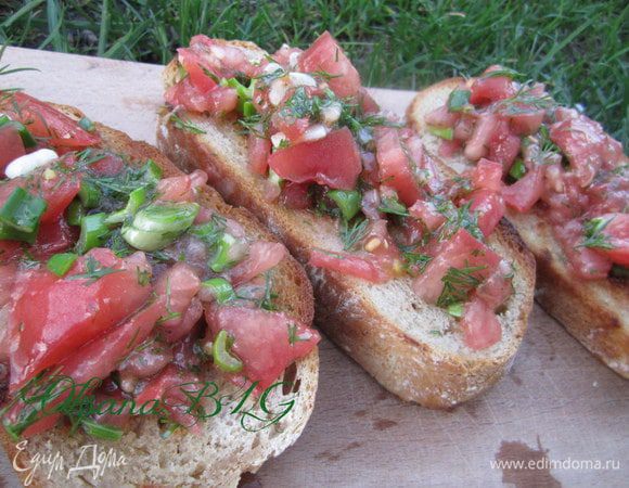 или приготовить из него брускетту с помидорами и оливковым маслом.