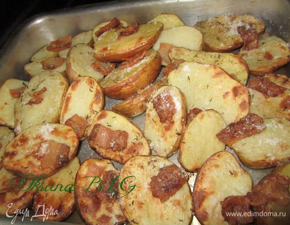 С запеченным картофелем с салом.