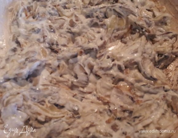 Затем добавить муку, влить сливки, посолить и поперчить, тщательно перемешать и снять с огня.