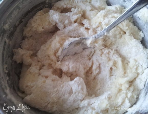 Для теста: Картофель вымыть, очистить и отварить в подсоленной воде. Воду слить, картофель размять в пюре и немного остудить. Добавить масло, яйцо, молоко, муку и замесить эластичное тесто.