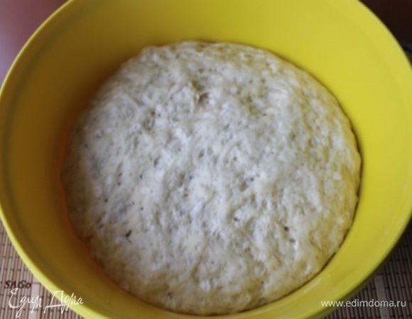 Готовое тесто должно увеличиться в 2-2,5 раза. Обмять его, разделить на 2 части. Можно приготовить 2 пиццы, а можно вторую часть заморозить и использовать по мере надобности, разморозив его в холодильнике. 