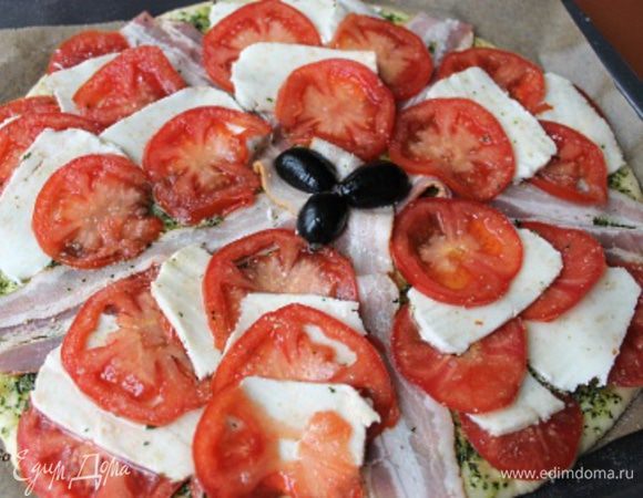 Полоски бекона раскладываем от центра к краю. Получается 5 сегментов. В них раскладываем рядами, перемежая, помидоры и моцареллу. Немного солим, но без фанатизма, т.к. бекон солёный. Мне повезло, я солила ароматной итальянской морской солью. Спасибо, Лена!:) Украшаем центр пиццы маслинами. Ставим в центр духовки при 250 гр. на 15 мин. Последние 5 мин я включаю режим "пицца" с нижним нагревом. Если нет такого режима, просто переместите лист из центра духовки в самый низ.