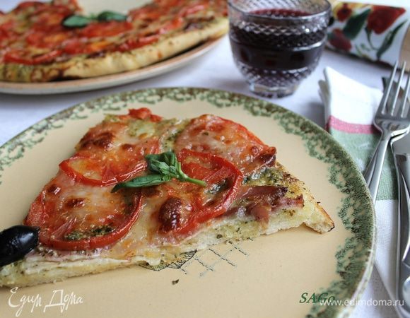 Готовую пиццу сбрызгиваем оливковым маслом ex.vir., смешанным со щепоткой паприки. Посыпаем порубленным базиликом (или кладём по несколько листиков на каждую порцию) и подаём с любимым вином. У меня красное сухое.:)