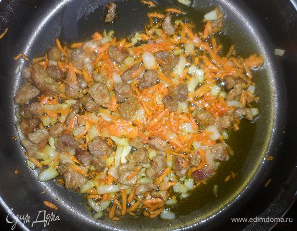 Обжарить мясо, морковь и лук.