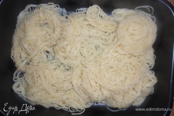 Отварить спагетти в подсоленной воде 2-3 минуты и выложить на смазанный маслом противень.