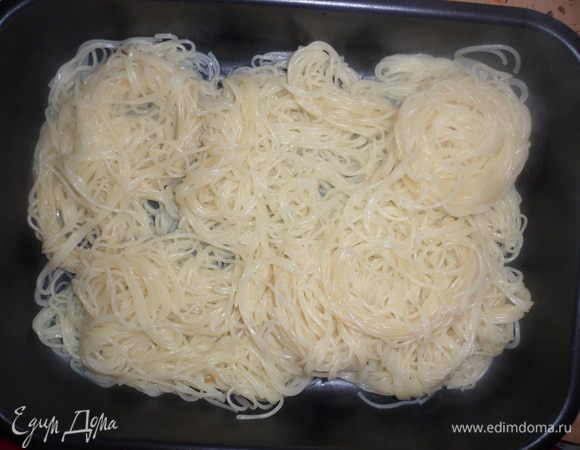 Отварить спагетти в подсоленной воде 2-3 минуты и выложить на смазанный маслом противень.