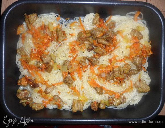 Выложить на спагетти обжаренные овощи и мясо.