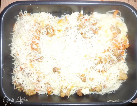 Сверху обильно посыпать запеканку сыром