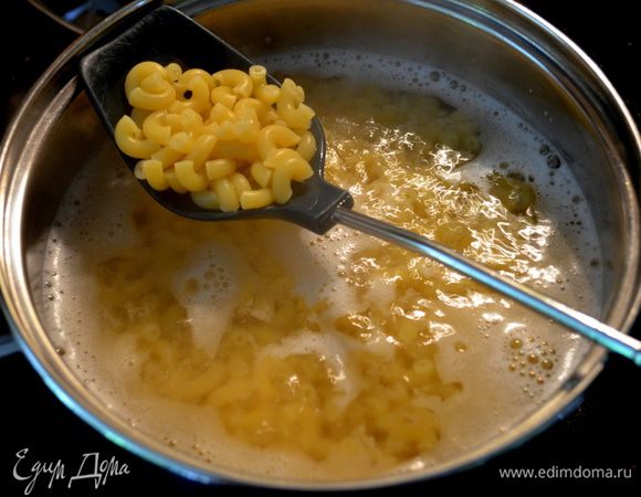 Нагреть духовку до 180гр.
Отварить макароны как указано на упаковке.