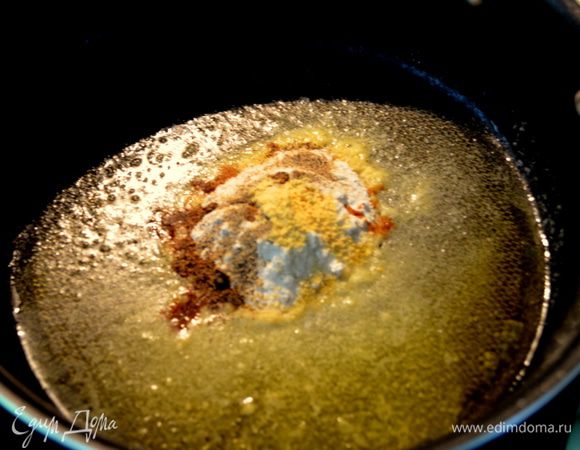 Пока макароны варятся ,растопить слив.масло на непригораемой сковороде.Выложить муку,соль и перец,горчичный порошок,вустер. соус.Жарить на слабом огне постоянно помешивая,пока смесь не станет однородной и не закипит.