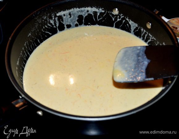 Ввести молоко.Довести до кипения, постоянно помешивая.Кипятить не переставая помешивая 1мин.Снять с огня,добавить сыр и перемешать пока сыр не расплавится.