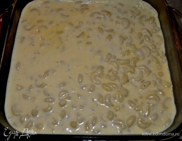 откинуть макароны,аккуратно перемешать с сырной массой. Выложить все в форму для запекания.Посыпать сухой хлебной крошкой.Запекать не прикрывая 25мин.или пока не закипит по краям. 