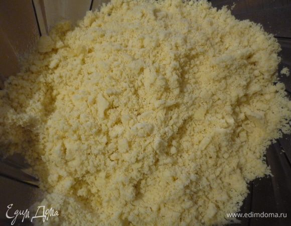 Просеять муку с солью. Растереть со сливочным маслом, чтобы получилась мучная крошка. 