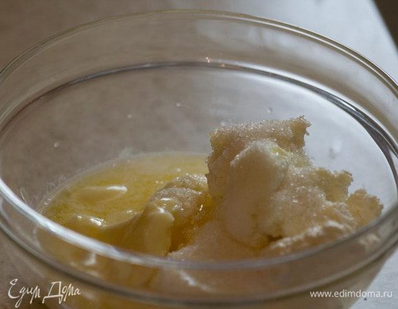 Смешать в миске творог с 1 ст.л. сахара и растопленным сливочным маслом.