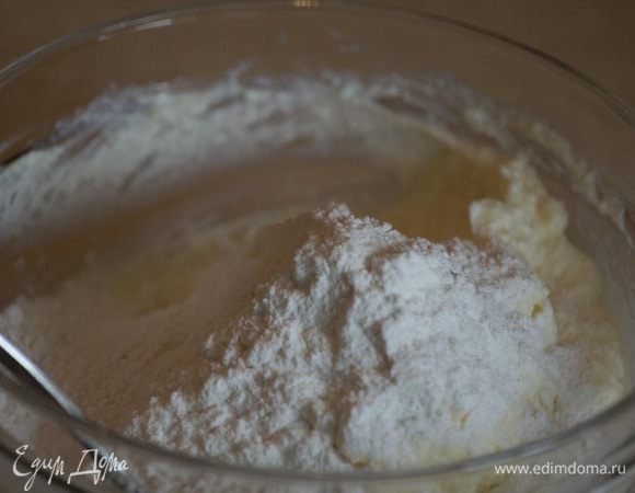 Добавить рисовую муку и перемешать.