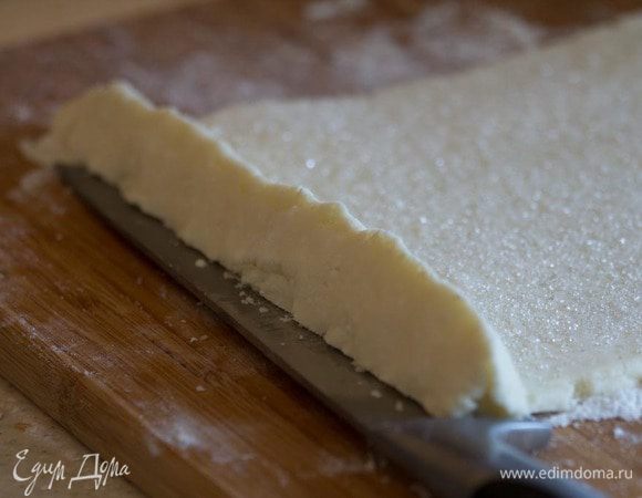 Теперь скручиваем тесто. Так как оно не очень эластичное, то лучше сформировать треугольную форму. 