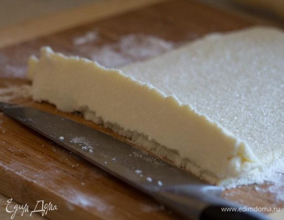 Лучше это делать с помощью большого ножа. Так вы поднимите всю грань треугольника одновременно - будет ровно.