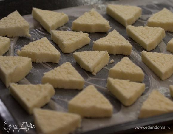 Выкладываем на противень застеленный пергаментом. Выпекаем в духовке на 200 градусах 15-20 мин.