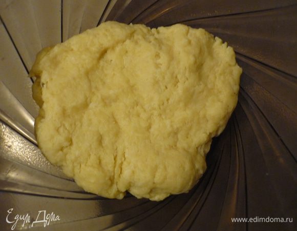 В сырно-мучной массе сделать углубление, вбить желток, влить холодную воду (я добавила кубики льда в воду, чтобы её охладить). Замесить тесто. 