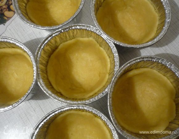 Разделить тесто на 6 частей, раскатать, разложить по формочкам. Накрыть формочки, оставить на 20 минут. Выпекать  при температуре 180 гр. 15 минут.