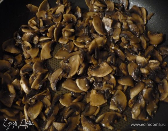 Для начинки шампиньоны нарезать и обжарить без добавления соли.