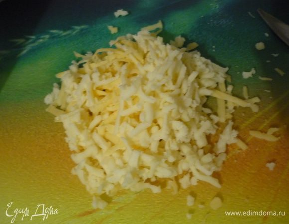 Два вида сыра(российский и моцарелла) натереть на тёрке.