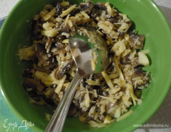 Соединить грибы и сыр, можно поперчить.