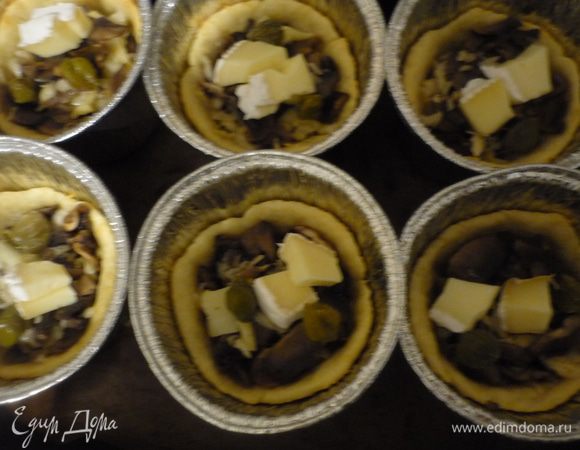 Наполнить выпеченные тарталетки  начинкой. Поставить в духовку на 10 минут. Достать, добавить в каждую по 2 каперса и по несколько кусочков сыра бри... 