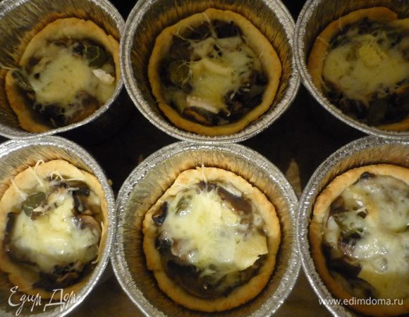 ...посыпать тёртым пармезаном и отправить запекаться ещё на 5 минут. Дать немного остыть, достать из формочек.