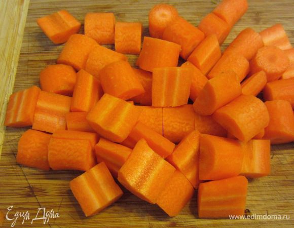 Можно использовать и немолодую и большую морковь. Главный принцип - хотите получить хороший результат - используйте качественные продукты. Почистите морковь, разрежьте на куски размером два сантиметра. Если морковь средняя - толстую часть дополнительно разрежьте вдоль пополам. Если морковь крупная, желательно удалить сердцевину.