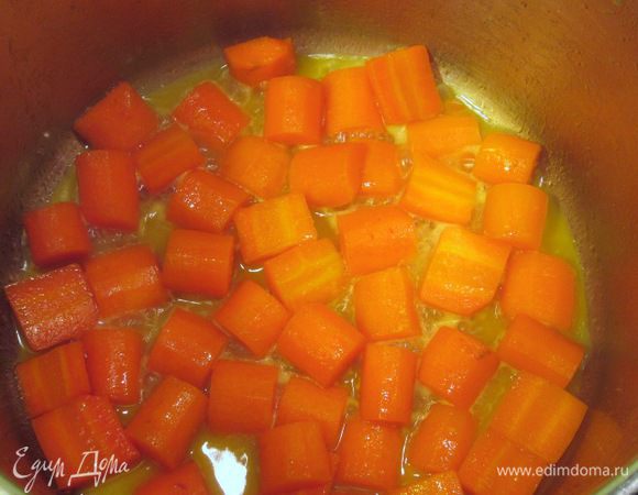 Доведите до кипения, накройте крышкой и уменьшите огонь до маленького. Готовьте морковь около 30 минут (старая готовится 45 минут). Снимите крышку, перемешайте морковь, прибавьте огонь и выпарьте воду. Перемешивайте морковь встряхиванием сотейника. Снимите с огня, положите вторую часть масла и еще раз хорошенько встряхните, чтобы масло хорошо обволокло каждый кусочек моркови. Полейте лимонным соком.