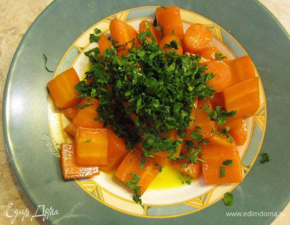 Перед подачей порежьте мелко петрушку, посыпьте сверху морковь.