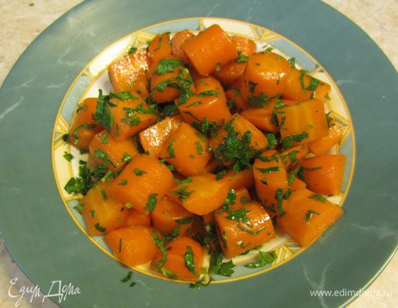 Перемешайте аккуратно морковь, чтобы не повредить ее. Морковь приобретает очень приятный сладко-кисло-соленый вкус. Посыпьте при желании сверху черным перцем.