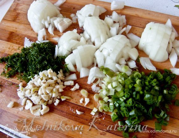Для начинки нарезать мелкими кубиками репчатый лук. Чеснок, перьевой лук, укроп нарезать мелко. 