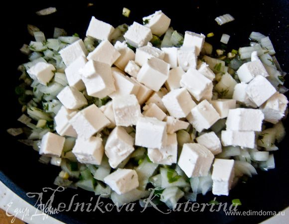 На оливковом масле пассеровать несколько минут всю зелень.Затем нарезать маленькими кубиками сыр и добавить к зеленой смеси. Немного добавить соли, перца, щепотку мускатного ореха. Пассеровать еще 1-2 минуты. 