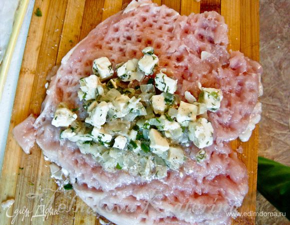 Грудки отбить. На отбитую грудку выложить начинку, завернуть в рулет и скрепить зубочистками в нескольких местах. 