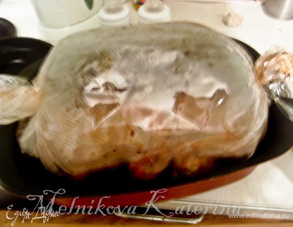 Сверху грудки также немного посолить. Переложить грудки в рукав для запекания, добавив в него 1 ст.л. масла. Отправить выпекаться в духовку на 40 минут при 180 градусах. 