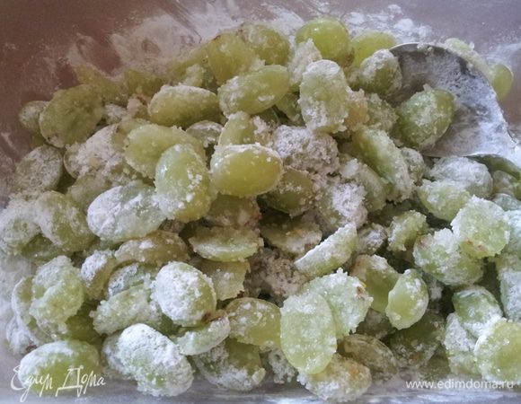 Начинка:
Виноград очистить от веточек, промыть, если ягоды крупные, то разрезать пополам. Посыпать виноград сахаром и крахмалом, добавить тертую цедру и перемешать.