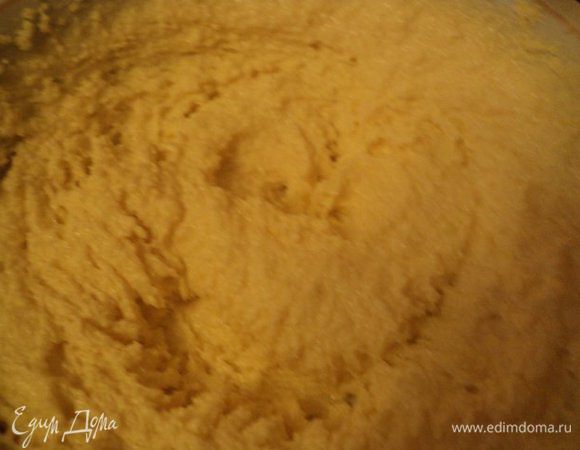 Для бисквитов приготовим три разъемные формы диаметром 20 см, 18(16) см и 10 см. Размягченное масло взбить с сахаром и ванильным сахаром в пышный крем.