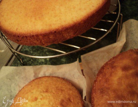 Добавить муку, смешанную с разрыхлителем теста, перемешать. Разложить тесто по формам и выпекать при температуре 190 градусов 20-25 мин до сухой палочки. Готовые бисквиты вынуть из форм и охладить на решетке.