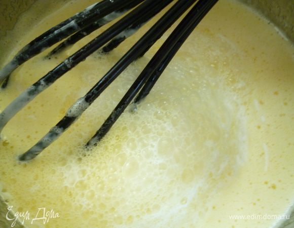 Добавляем сметану, сгущенку, цедру и сок лимона, разрыхлитель и опять хорошо перемешиваем венчиком.