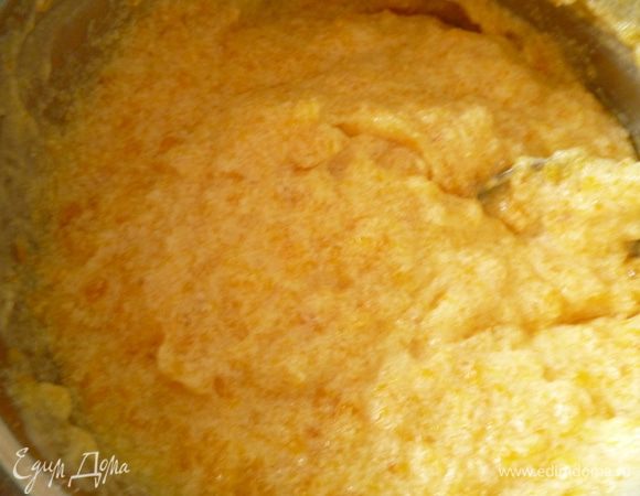 Затем понемногу добавляем курагу и перемешиваем ложкой до однородной массы.